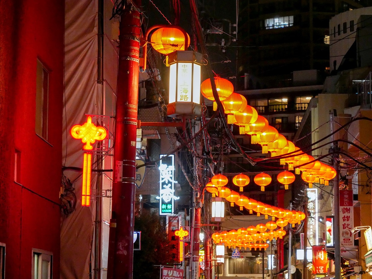 上海路にも赤い提灯が並び、通りを彩ります