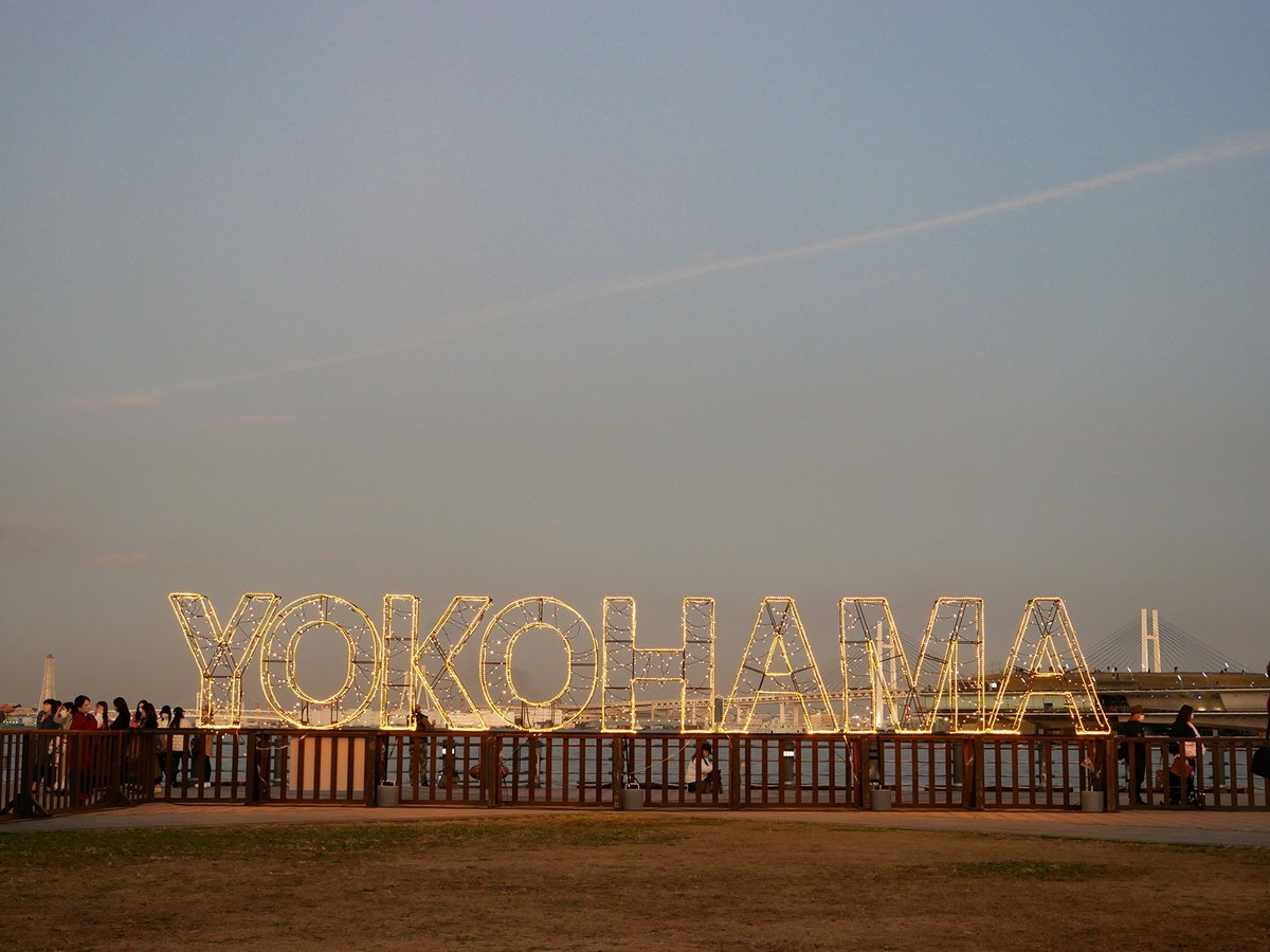 「YOKOHAMA」のイルミネーションも点灯