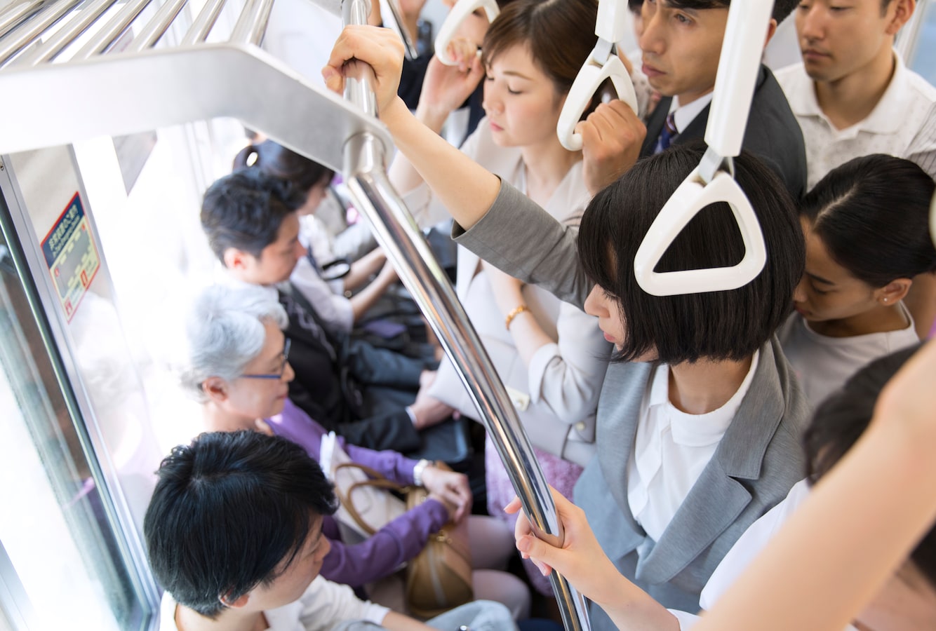 【300人に調査】満員電車で耐えられる時間は最高何分？ 「10分」を抑えた1位は？ All About ニュース