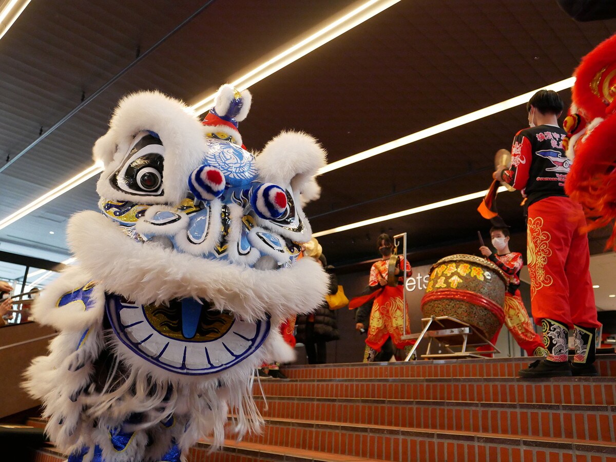 スタンプラリースポットで中国獅子舞が演舞を披露