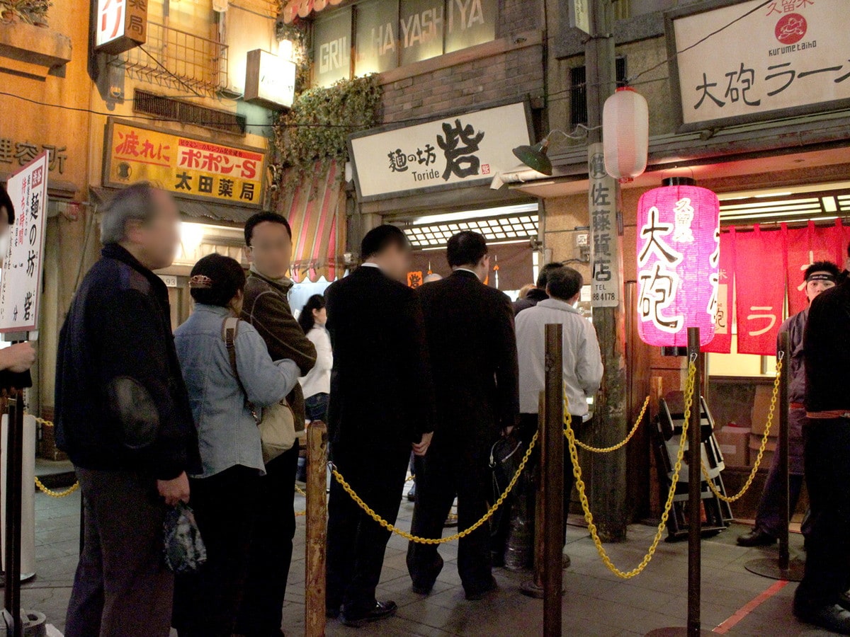 2011年4月17日の「麺の坊 砦」ラー博店舗開店初日の行列