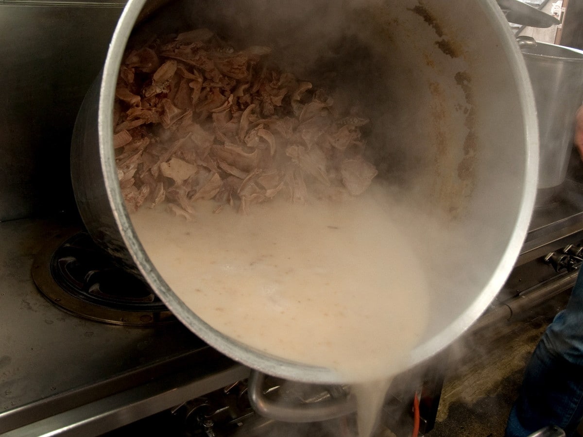 豚頭のみを20時間かけて煮込むスープ