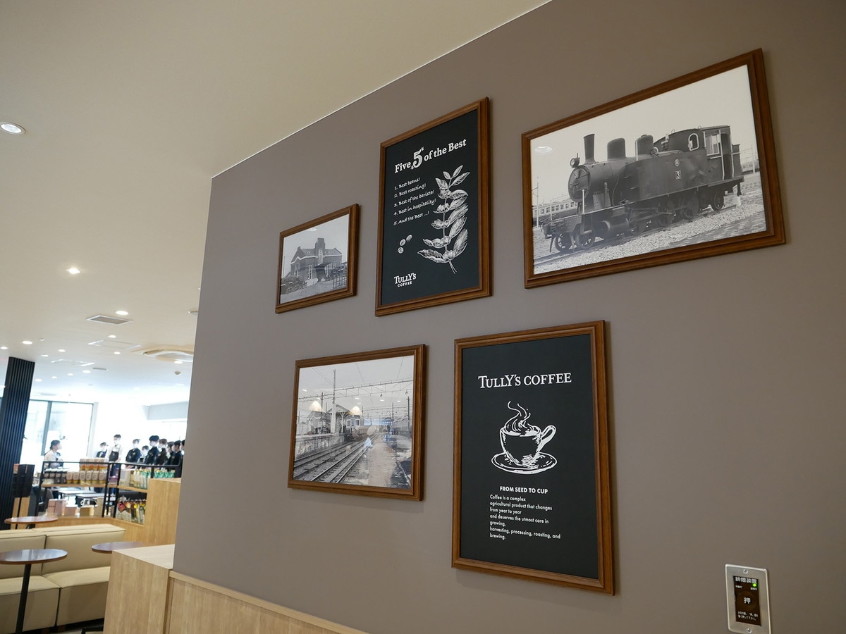 タリーズコーヒーの壁面には昭和の時代の星川駅舎や車両の写真が飾られています