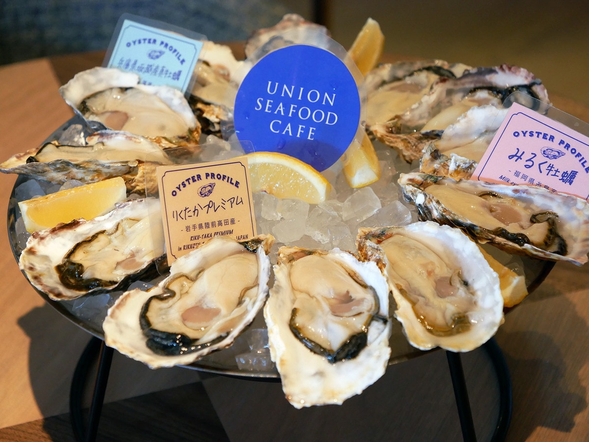 夜はオイスターバー＆イタリアンとなる「UNION SEAFOOD CAFE」。鮮度の高い生牡蠣を常時5～8種類用意