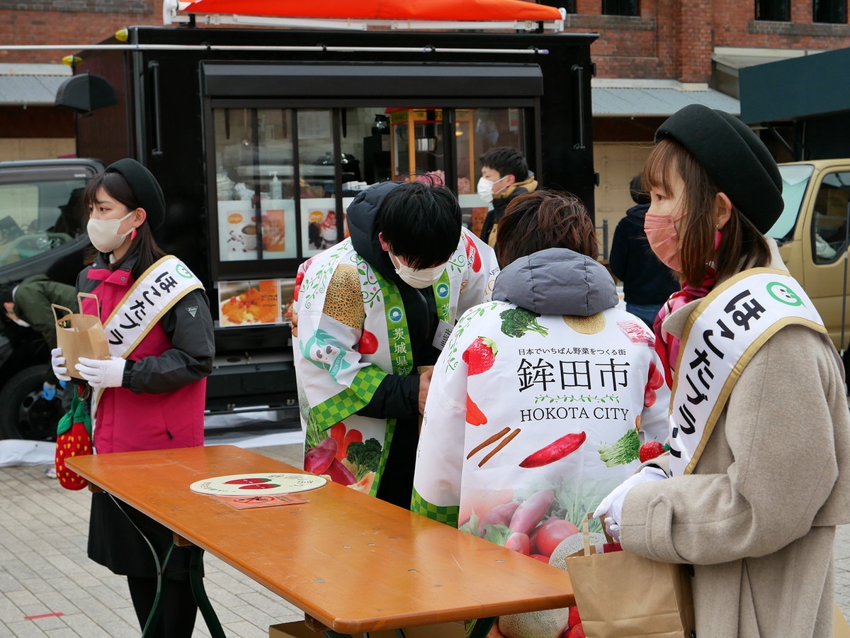 2月3日に配布された茨城県鉾田市「いばらキッス」サンプリングの様子