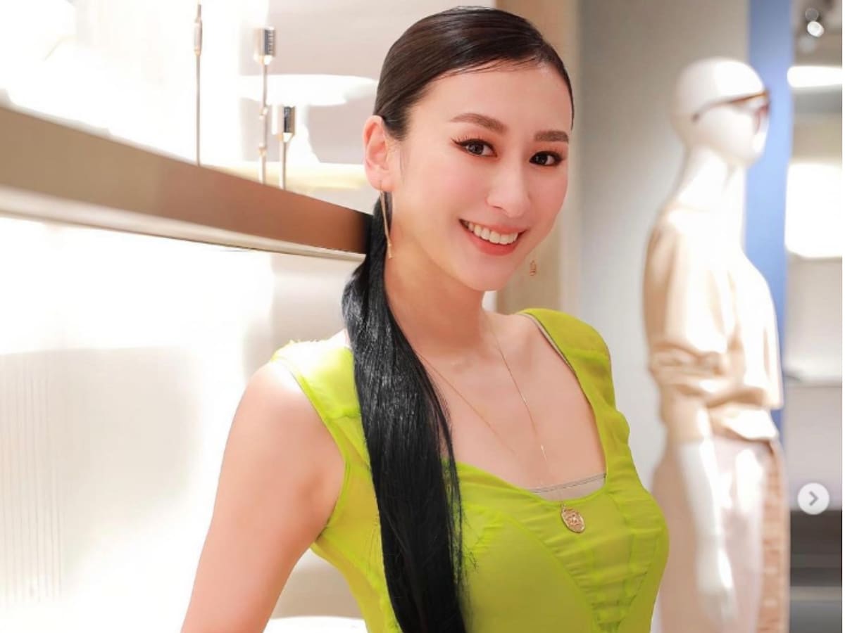 浅田舞、美デコルテ際立つワンピ姿を披露! 「ブランドが似合う美貌と気品」「ハリウッド女優みたい」 - All About ニュース