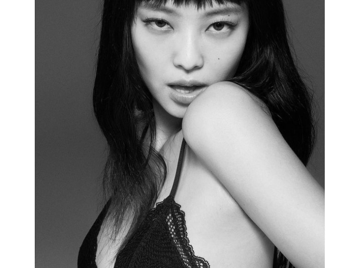 BLACKPINK・ジェニー、胸元あらわなモデルショットを披露！ クールで妖艶な表情に大反響 All About ニュース