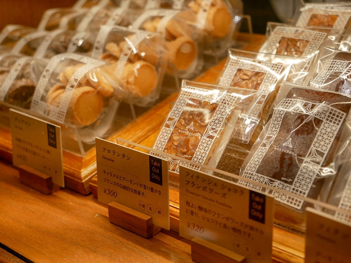 水戸岡鋭治さんが新たにデザインしたラベルを使った焼菓子も販売