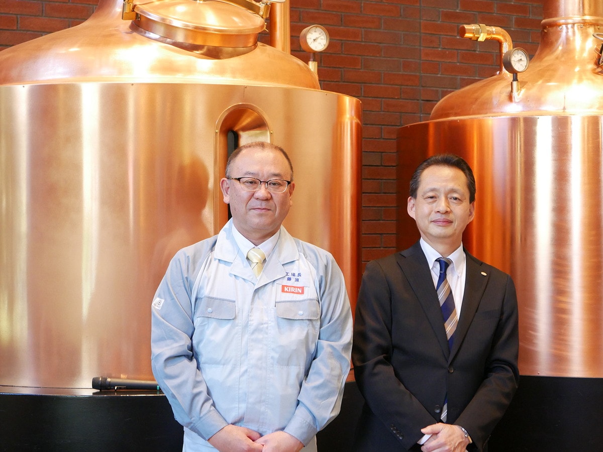 キリンビールの藤原横浜工場長（左）とロイヤルフードサービスの生田社長（右）