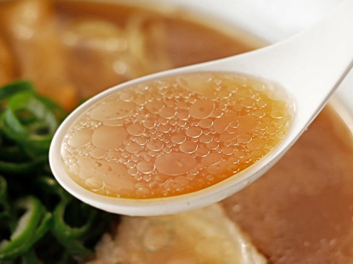 名古屋コーチンの丸鶏を主体としたスープ