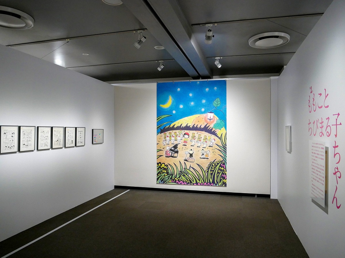 第1章「ももことちびまる子ちゃん」展示風景 (C)さくらももこ (C)さくらプロダクション