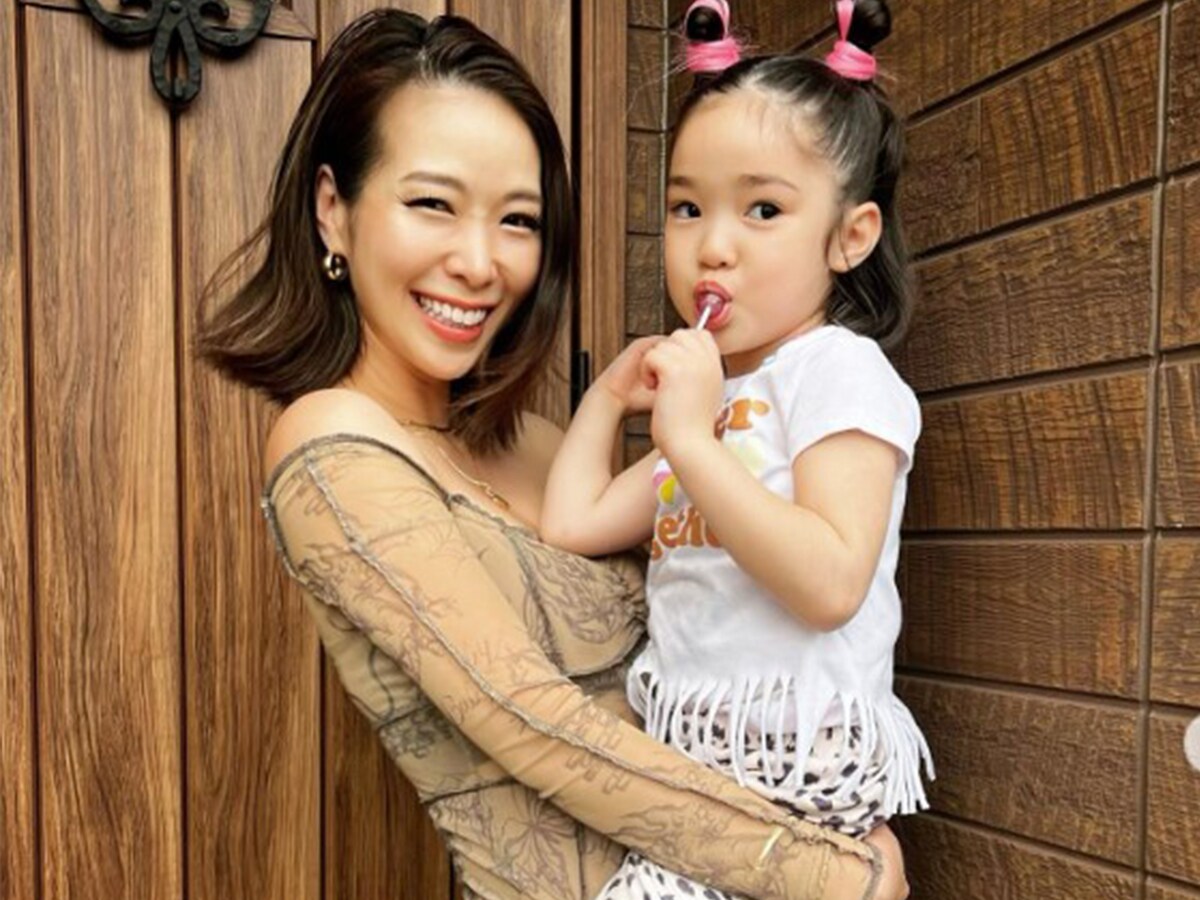 紅蘭、タイトなファッションでボディラインがくっきり! 娘との密着ツーショットに「綺麗な体型」「美人親子」(2/2) - All About ニュース