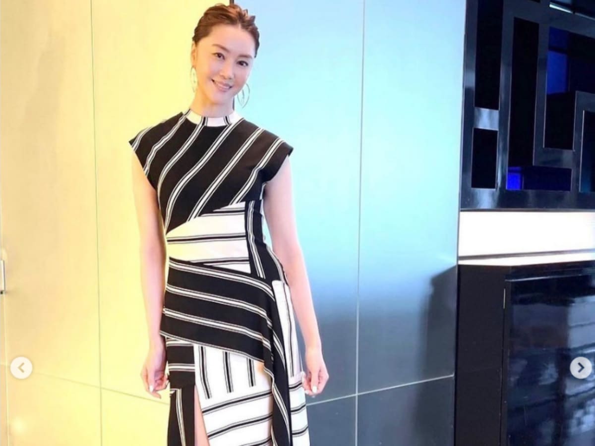 ありさの顔が…」観月ありさ、深すぎるスリットで太ももちらり＆驚きの