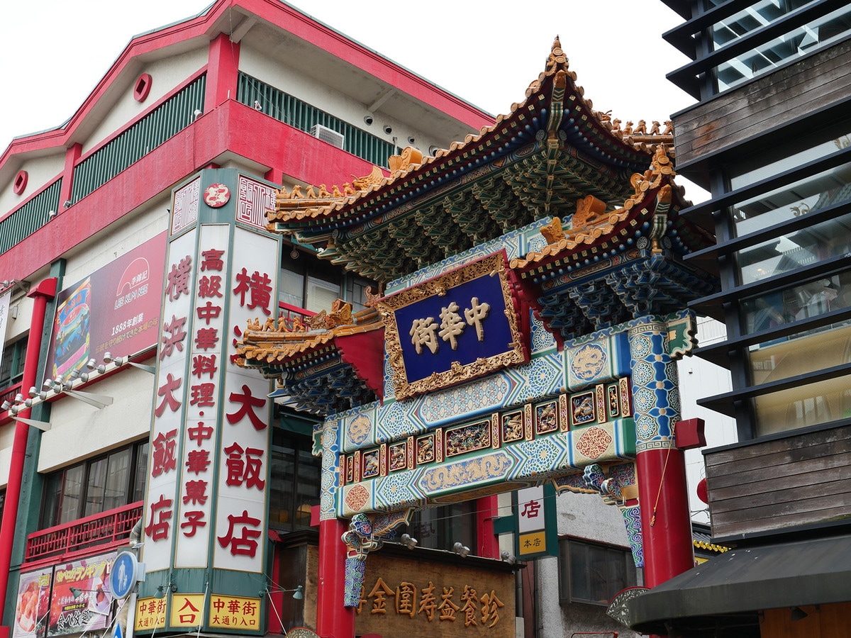 横浜中華街のシンボル・善隣門の横に建つ「横浜大飯店」