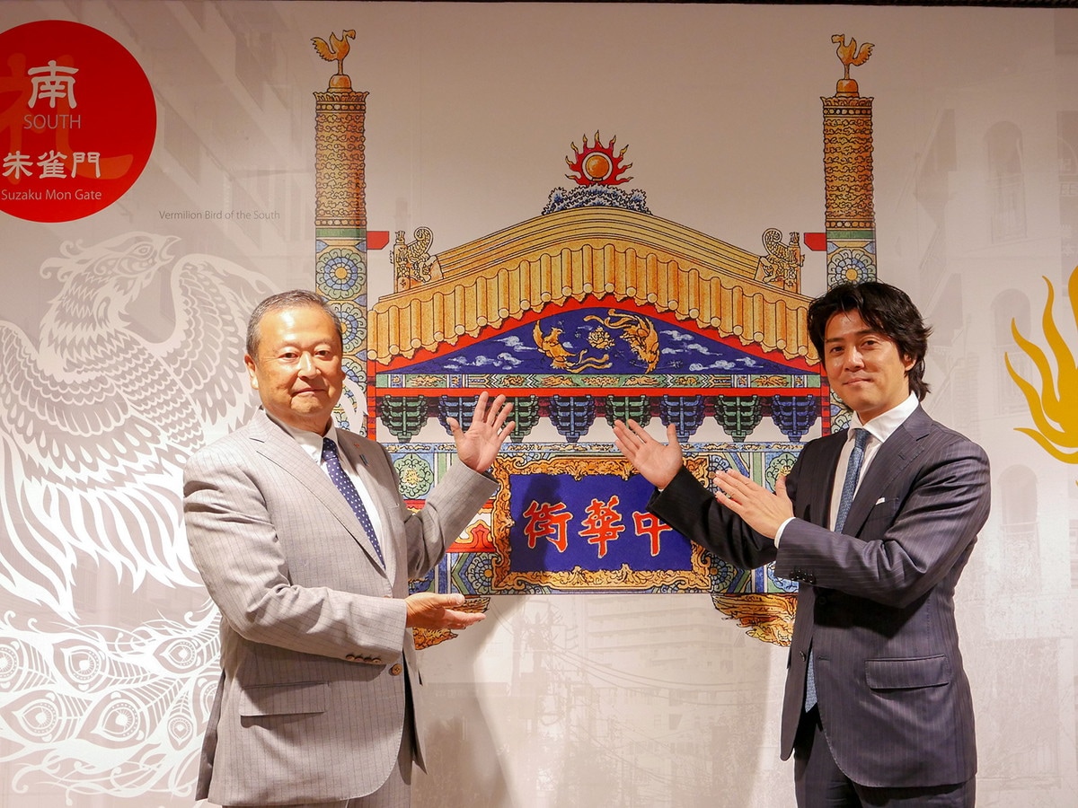 アートウォールの前で、横浜中華街発展会協同組合 高橋伸昌理事長（左）と石河陽一郎副理事長（右）