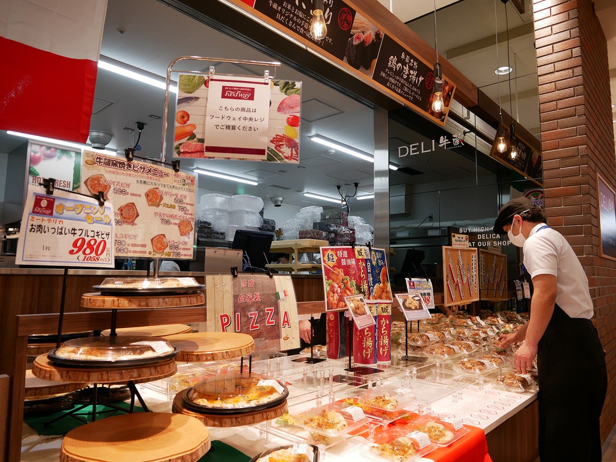 「お肉惣菜 DELI牛蔵」では店内焼き上げのナポリピッツァや和洋惣菜を販売