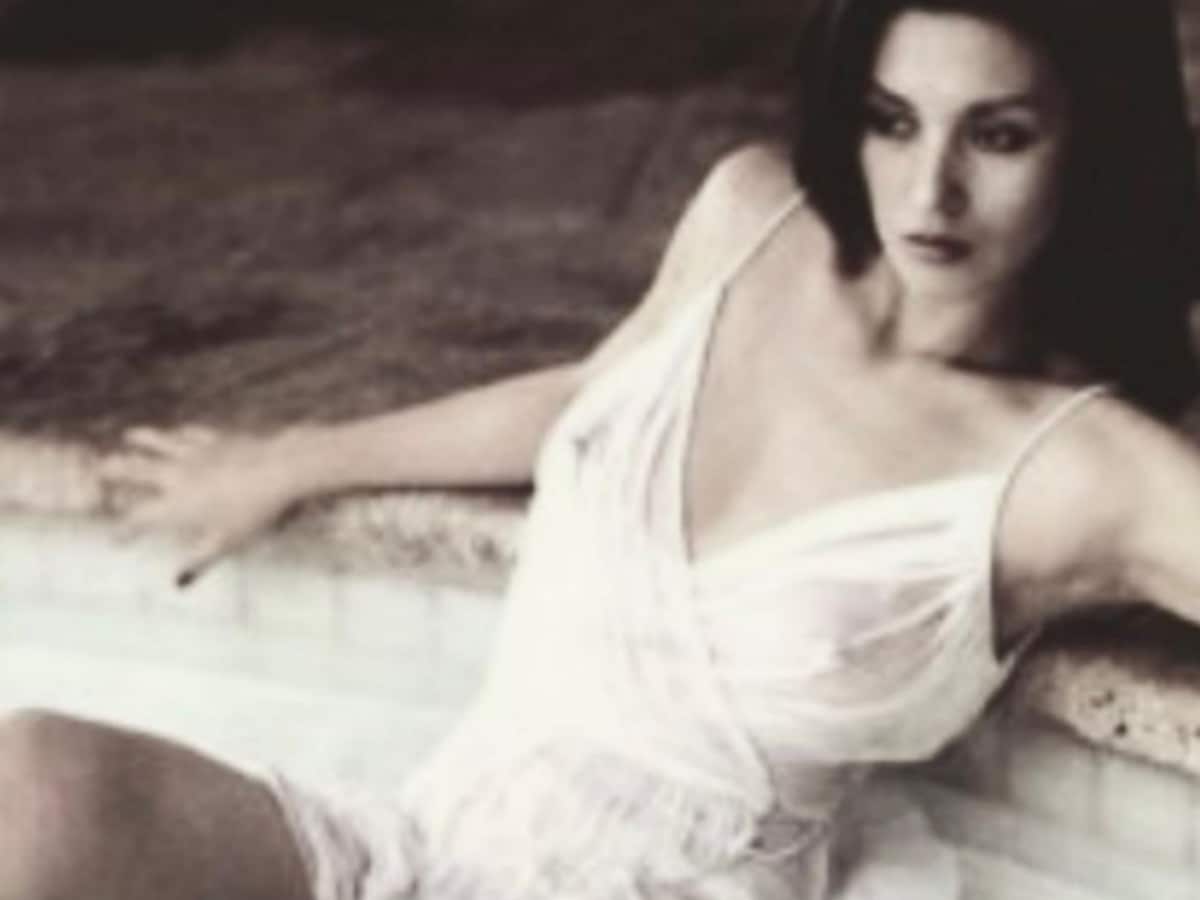 エロいやん！」夏木マリ、透け透けインナーで胸元＆美脚あらわなレアショット公開！ 「レベチの美しさ」 - All About ニュース