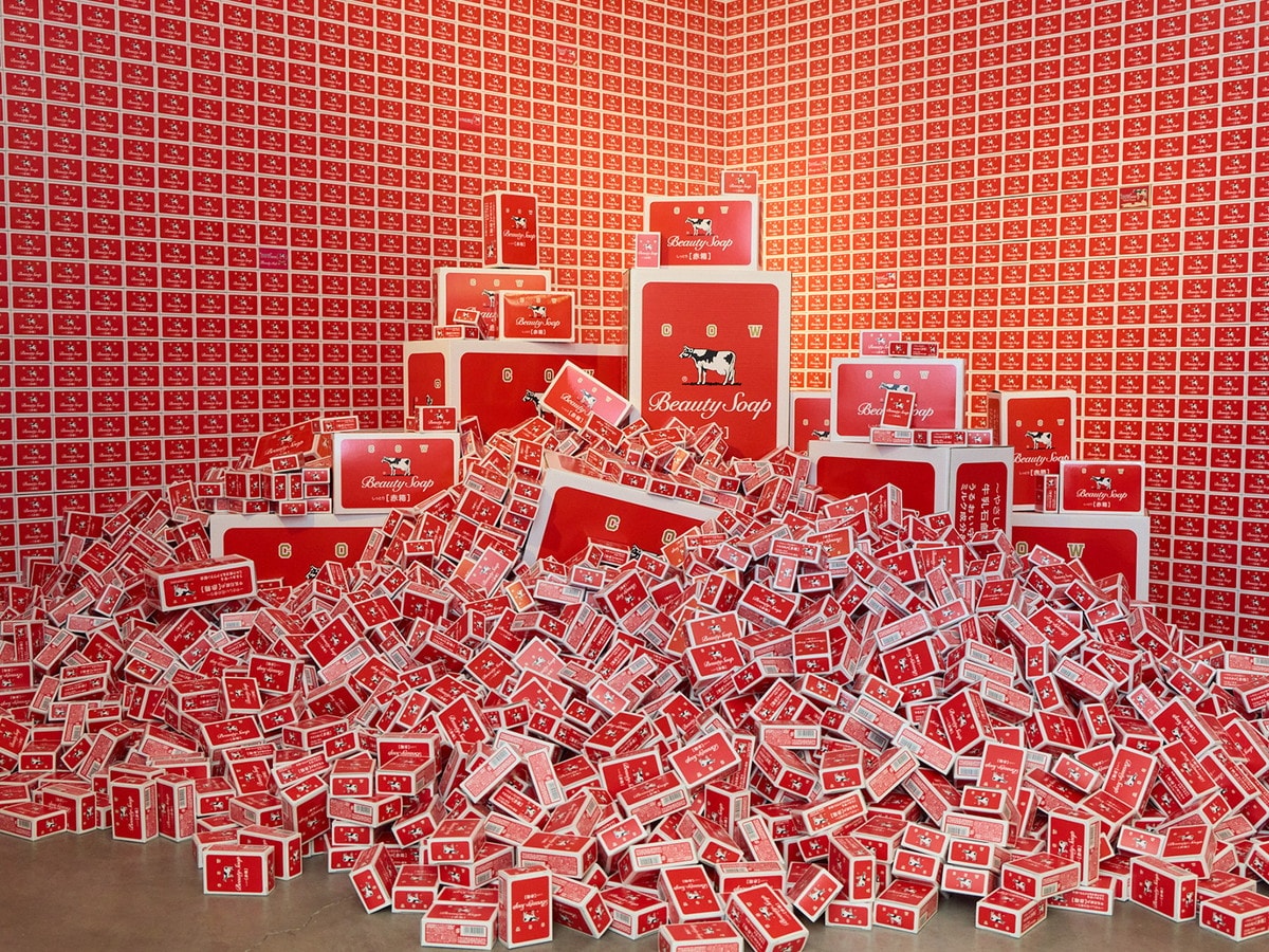 約5万個の赤箱を使用するフォトスポット「FIND OLD AKABAKO」