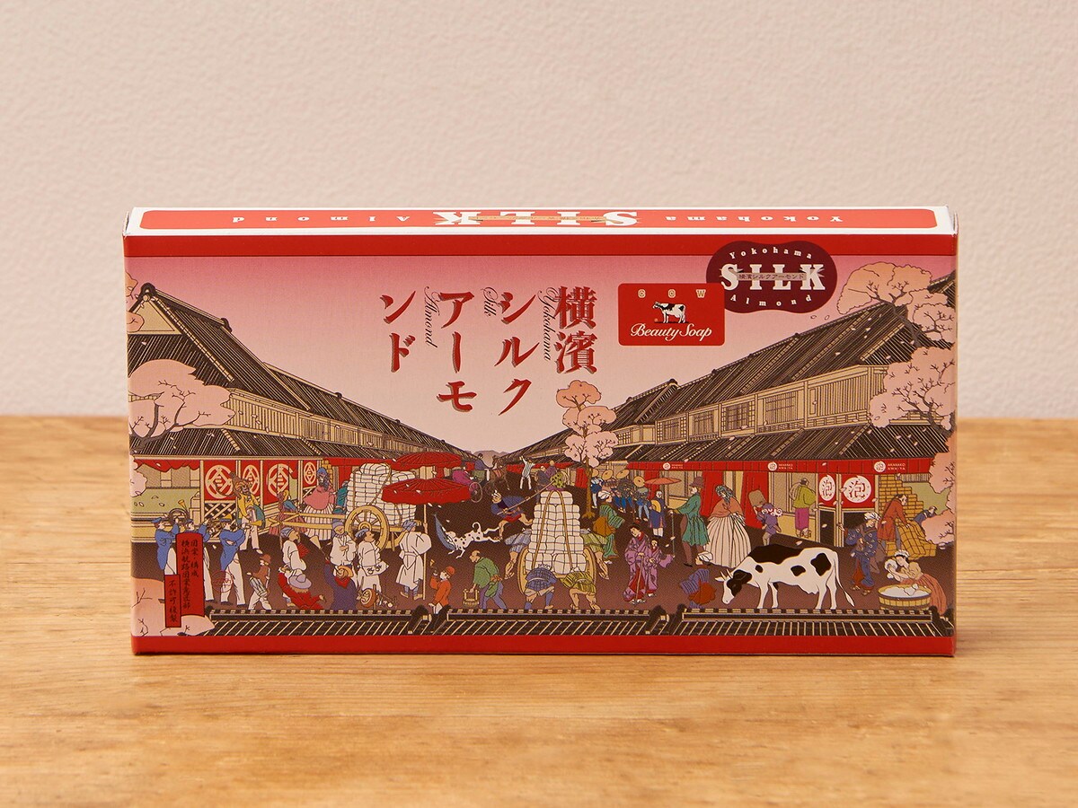 「カウブランド赤箱×横濱シルクアーモンド」は牛や洗顔する女性が登場