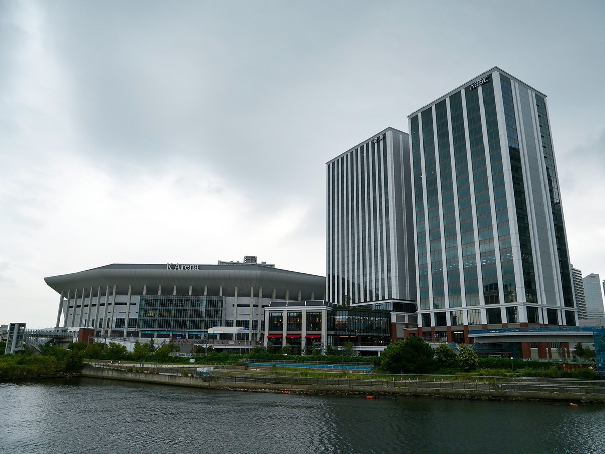 左から「Kアリーナ横浜」、ホテル棟「ヒルトン横浜」、オフィス棟「Kタワー横浜」