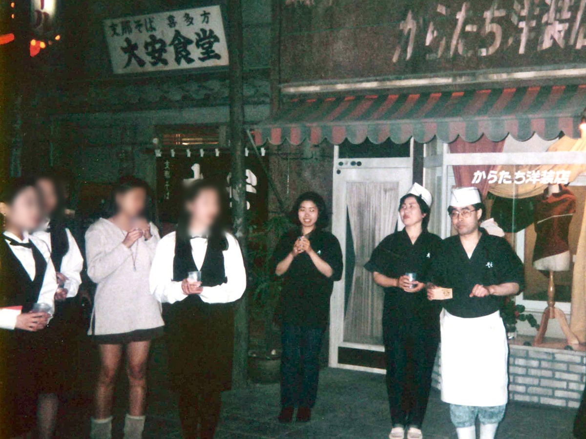 新横浜ラーメン博物館出店当時の遠藤夫妻と娘さん（1994年撮影）