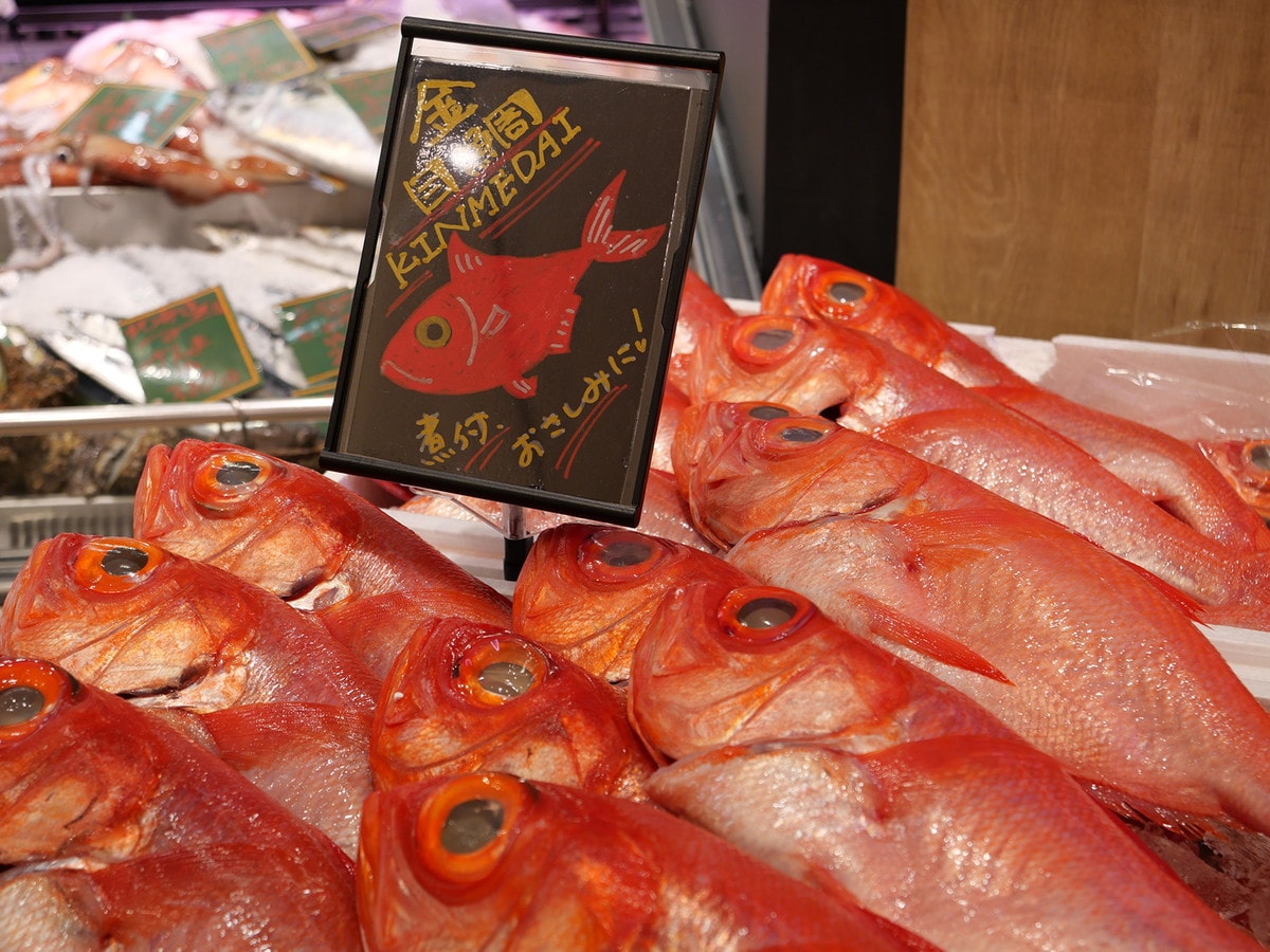 横須賀市場や豊洲市場で仕入れた新鮮な魚介類が勢ぞろい