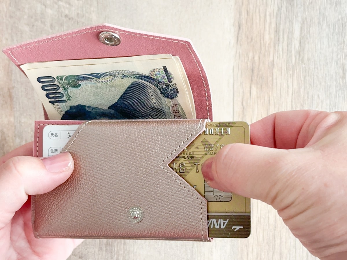 「AirTagも入る小さい財布 abrAsus（アブラサス）」のカードポケット