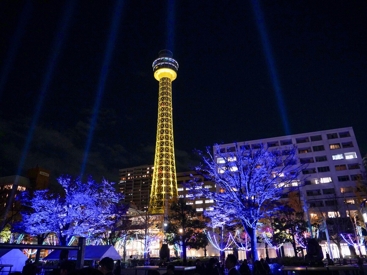 日本で作られた特別な金色の光を発する照明器具で横浜マリンタワーがゴールドに！