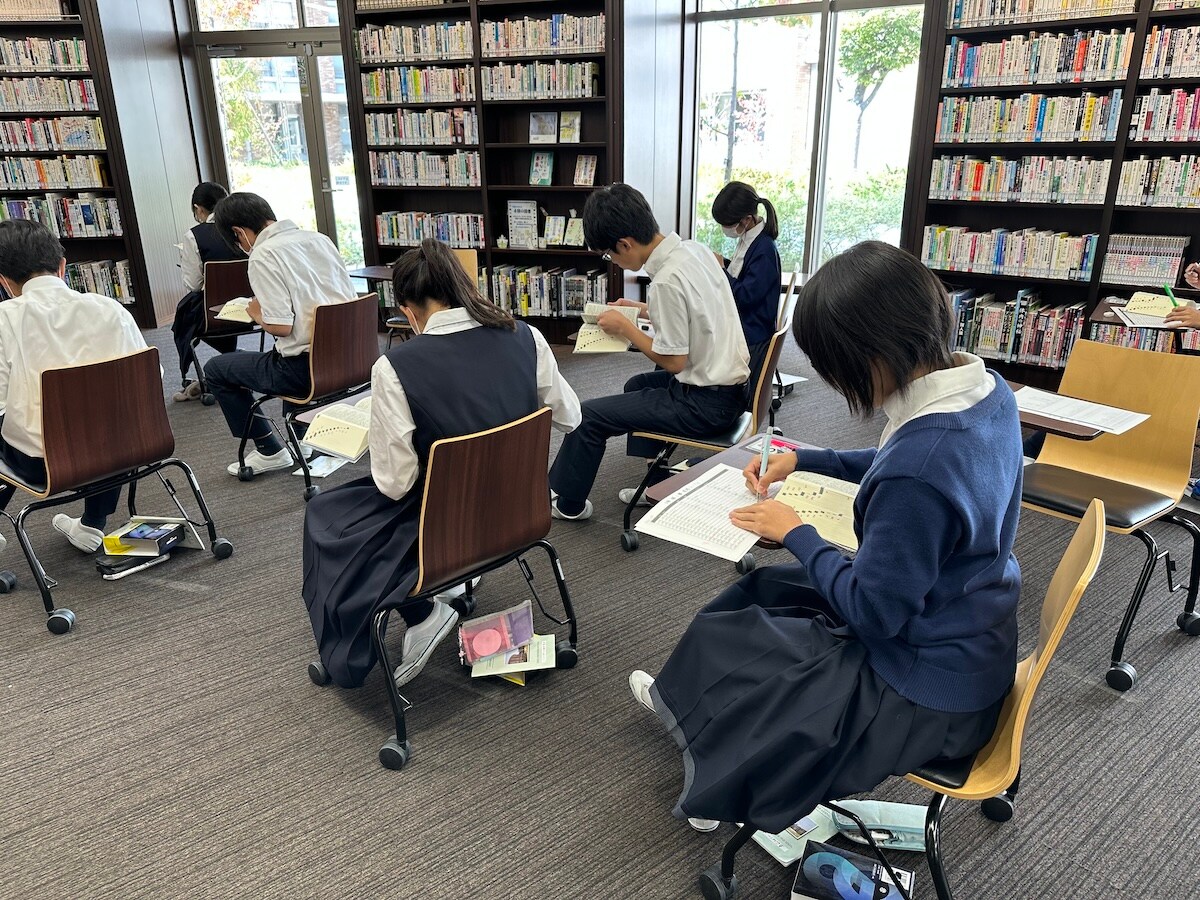 黙々と辞書を引く生徒たち