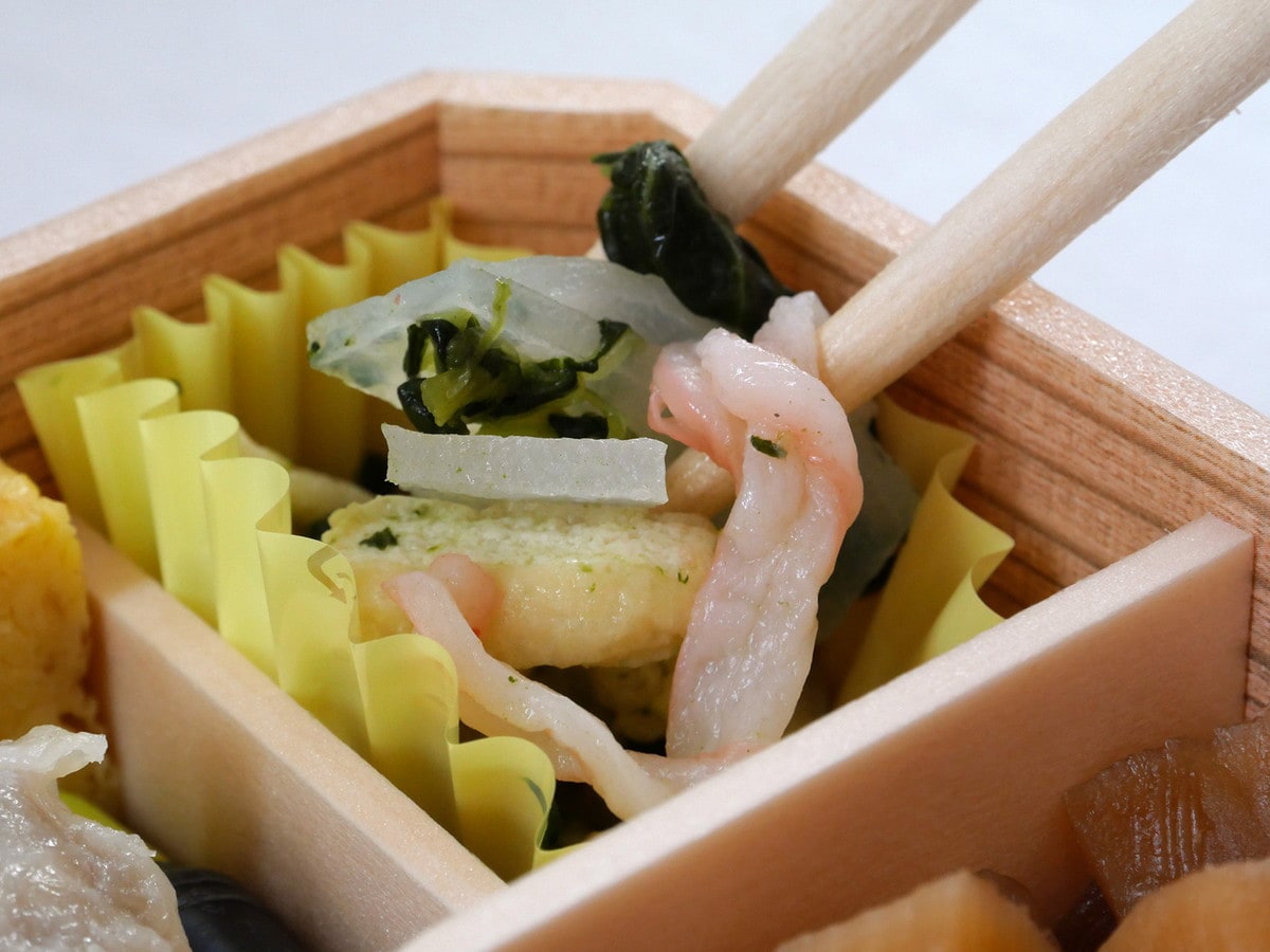 小松菜とこおりこんにゃくと油揚げと風味蒲鉾の和え物