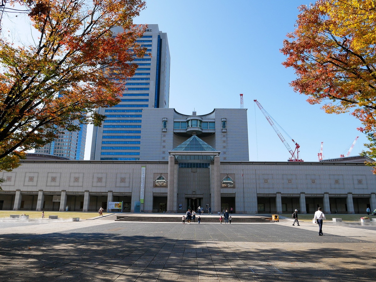 シンメトリーな外観が印象的な横浜美術館