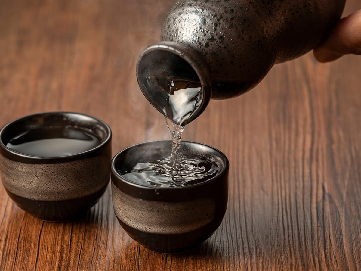 飲み会でお酒を注ぐとき、気を付けるべきことは? 何分目まで注ぐ?【ビジネスマナーのプロが解説】 - All About ニュース