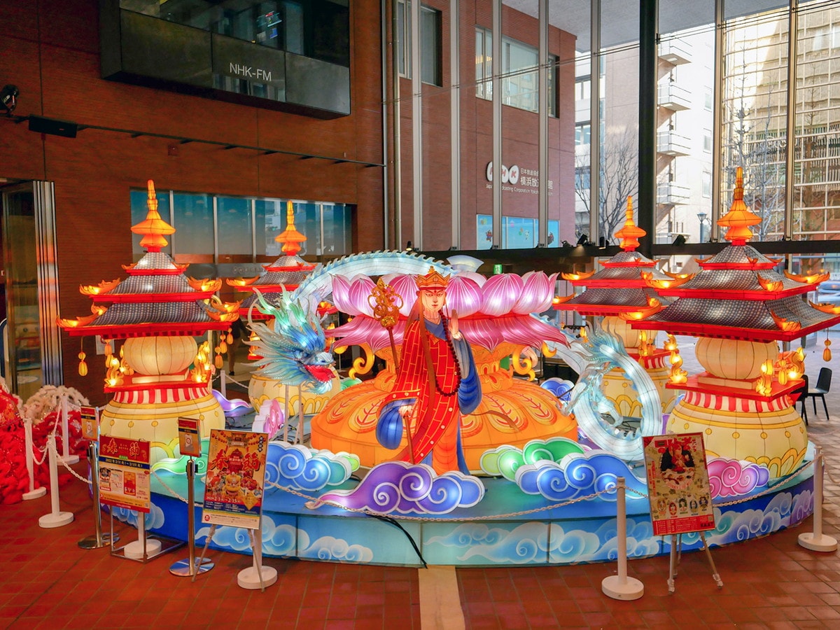 2022年は「横浜春節祭」と題し、横浜中華街の周辺エリアにもランタンオブジェが設置（画像はKAAT 神奈川芸術劇場の様子）