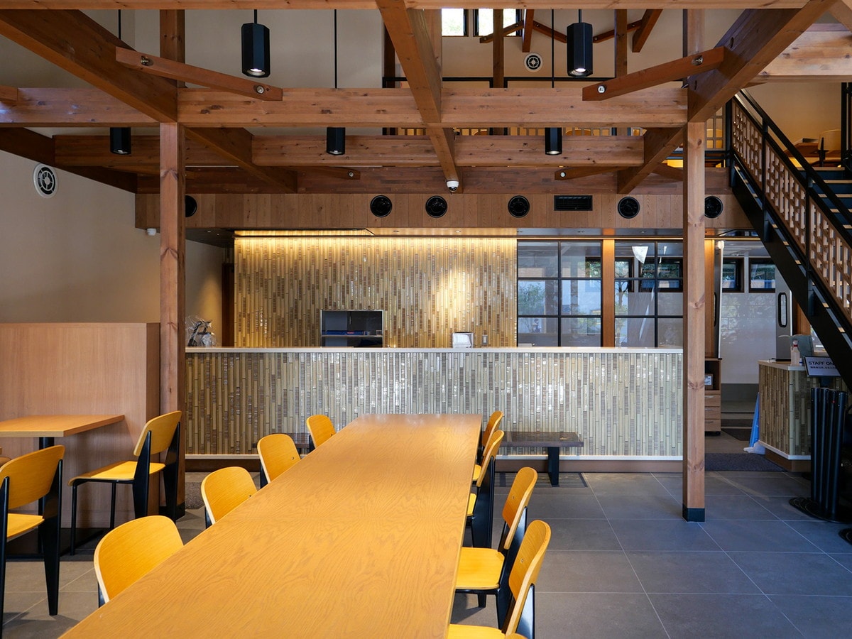 店内の左側にイートインスペースが設けられている