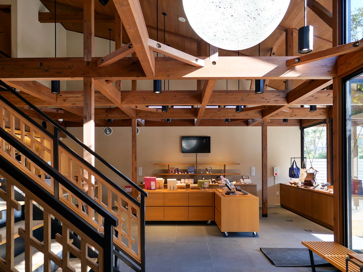 カフェスペースから物販スペースを望む