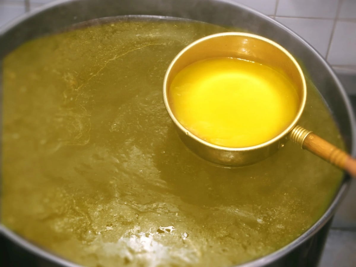 黄金色の鶏油（ちーゆ）が他にはない味の決め手