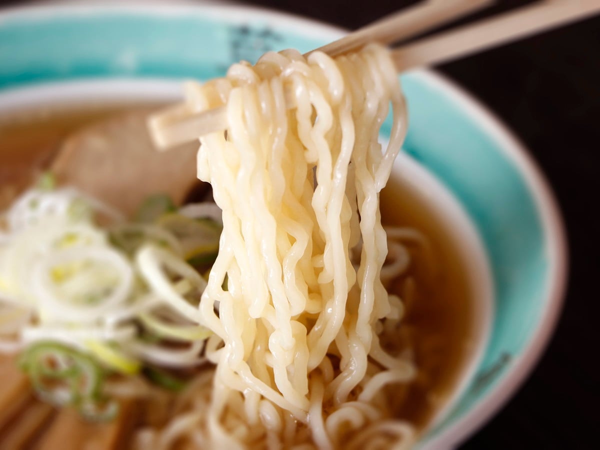 白っぽく、かん水が少なめの自家製麺