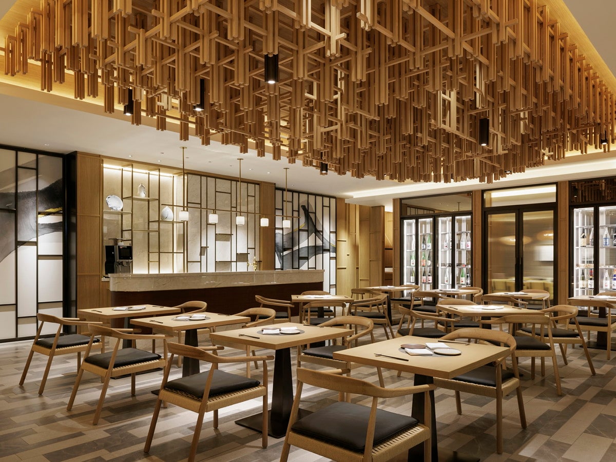 創作和食レストラン「喫水線」。独創的な天井のデザインは、かつてシルク製品の輸出で栄えた横浜を表現し、織り機をイメージしたもの（提供画像）