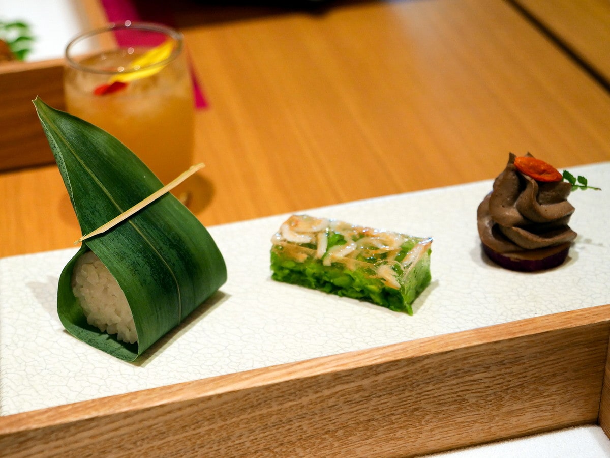 小鯛の笹巻き寿司、桜海老の翡翠寄せ、山椒香るレバーペースト（筆者撮影）