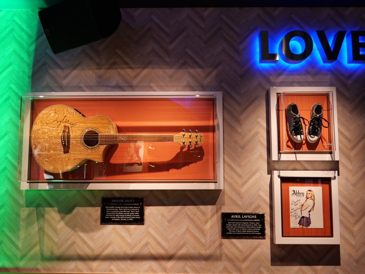 テイラー・スウィフトのアイバニーズ アコースティックギター（左）やアヴリル・ラヴィーンのシューズとサイン（右）