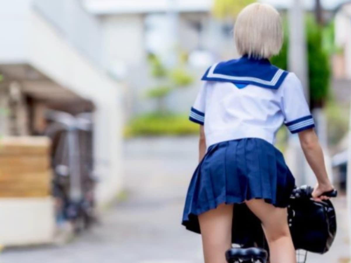 超ミニスカ　尻 凄くエッチ」篠崎こころ、尻が見えそうな超ミニスカ制服ショット！ 「あと僅か」「見えちゃう」 - All About ニュース