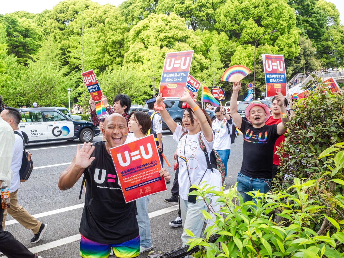 カメラ目線で笑顔を見せる