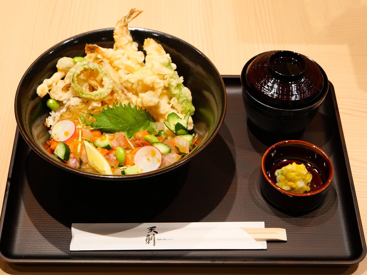 天丼と海鮮丼を融合した「天刺丼」