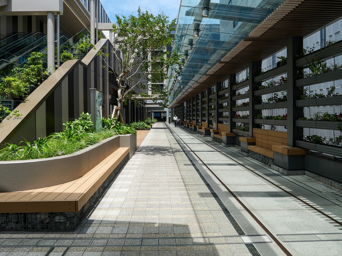 横浜駅とペデストリアンデッキ「はまレールウォーク」で2階部分が直結
