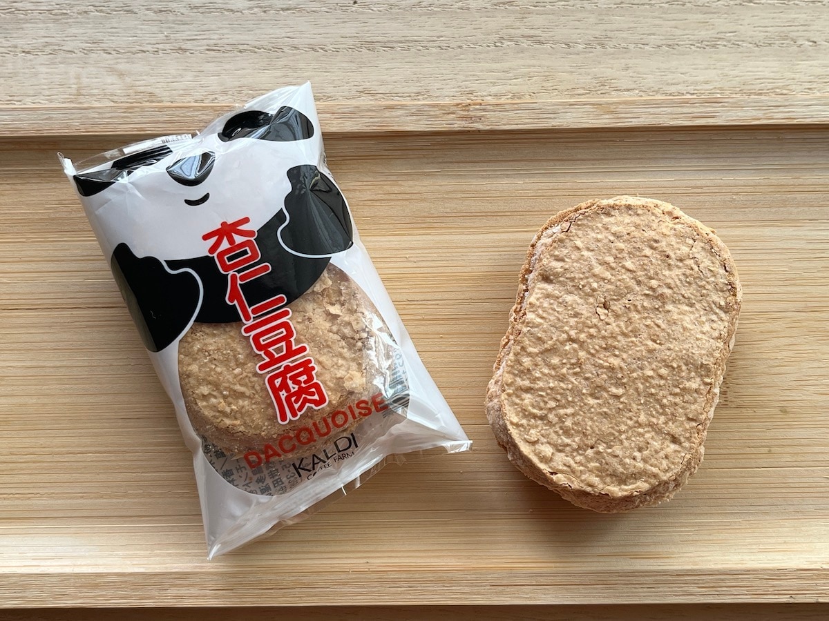 カルディの「杏仁豆腐ダックワーズ」は軽い食感でおやつにもおすすめ