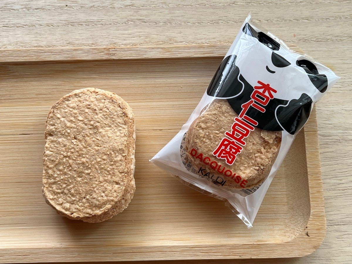 カルディの「杏仁豆腐ダックワーズ」は軽めのおやつ。ポロポロするのでお皿は必須かも