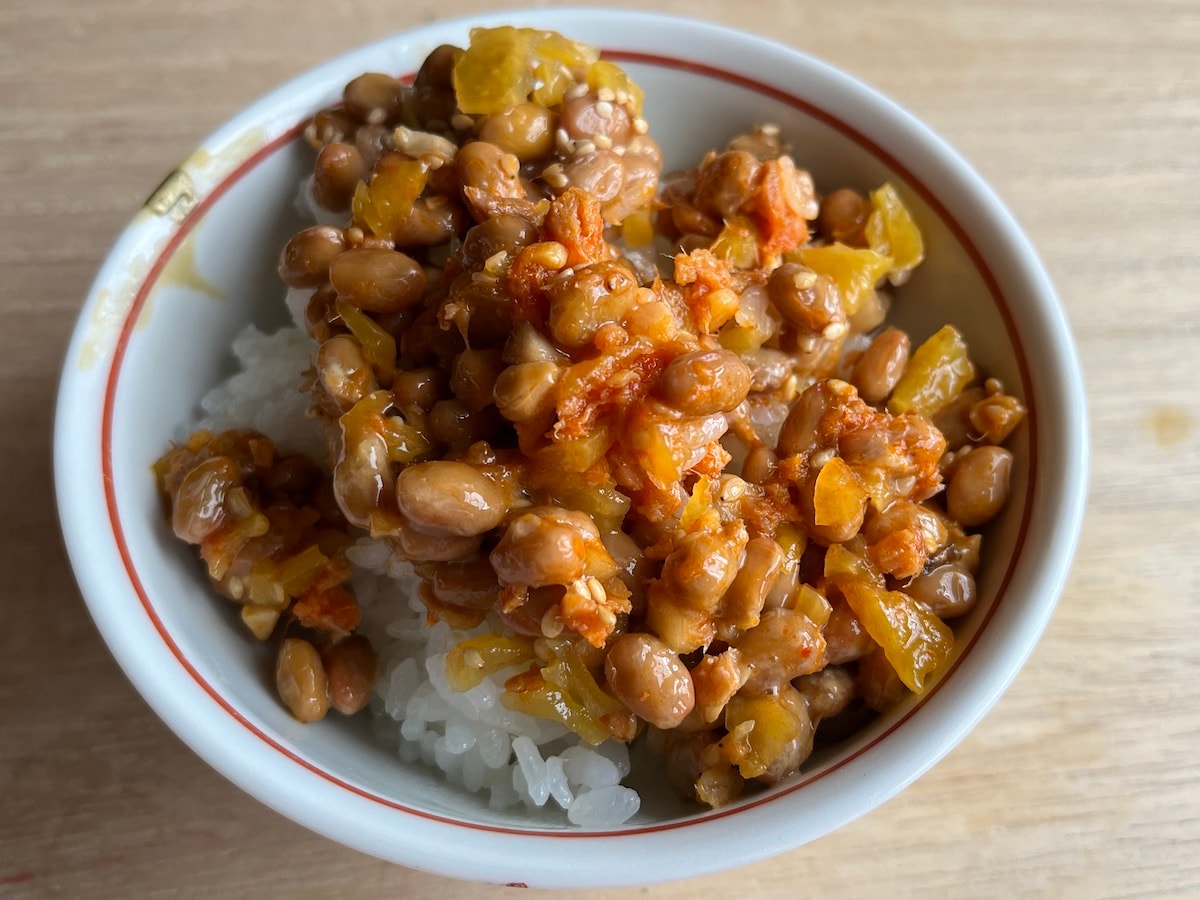 「鮭にんにく辣油　赤唐辛子」入り納豆ご飯