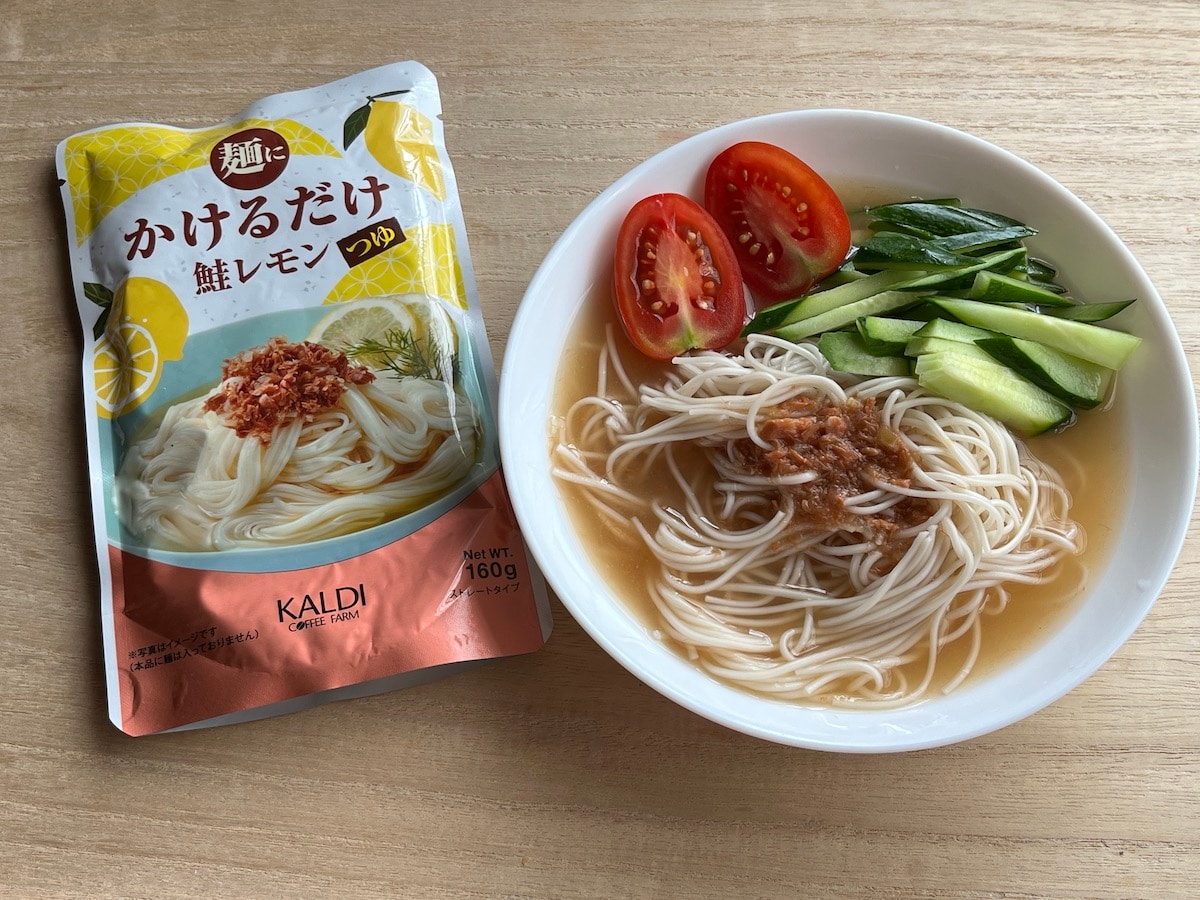 カルディの「麺にかけるだけ　鮭レモンつゆ」は出汁が効いている！