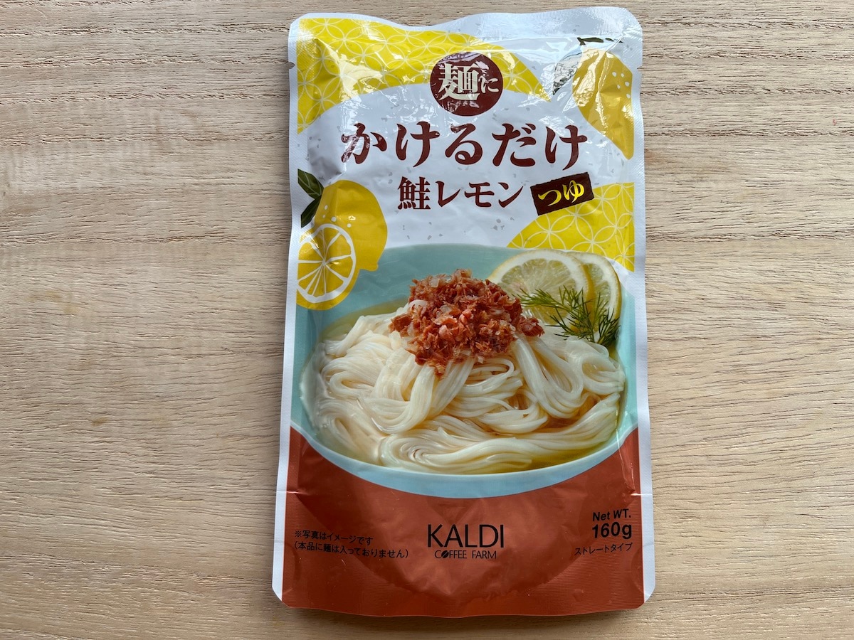 カルディの「麺にかけるだけ　鮭レモンつゆ」