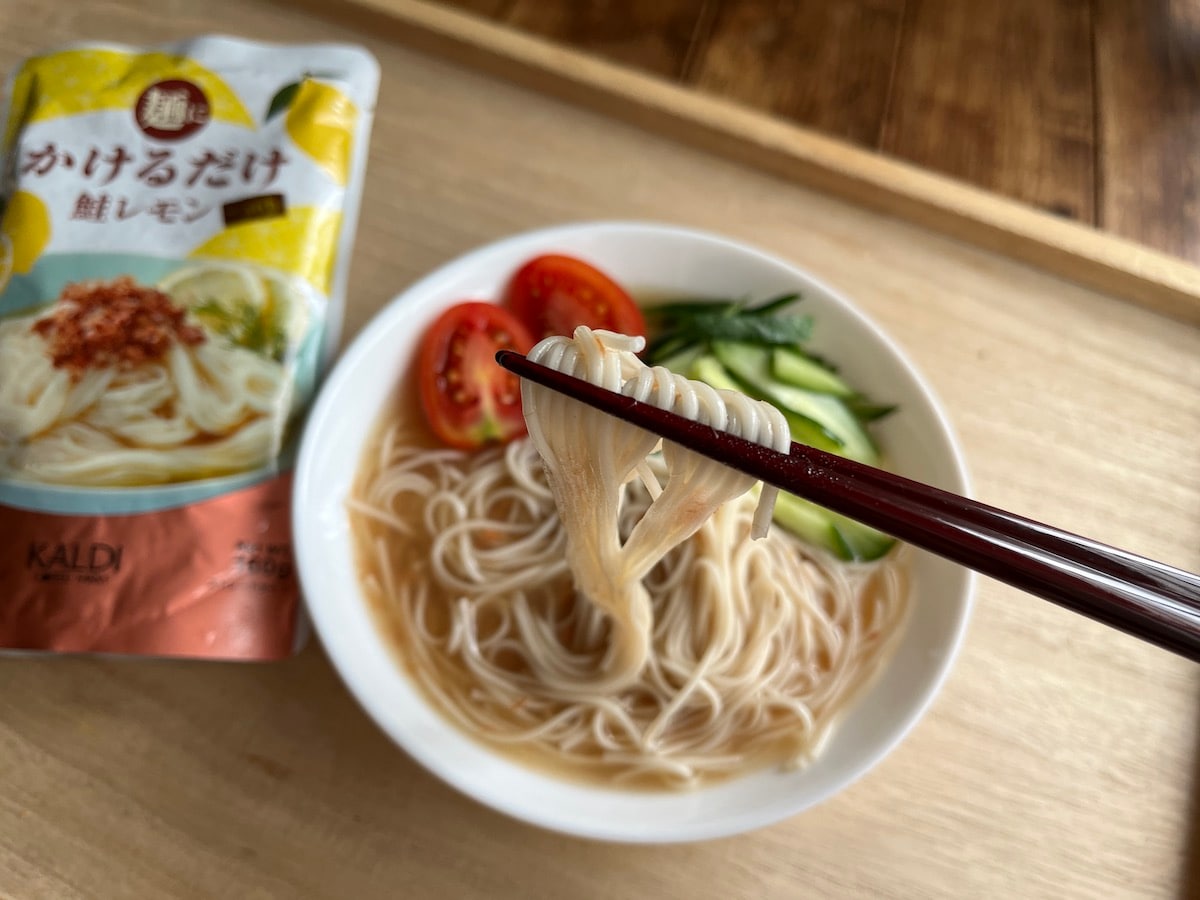 カルディの「麺にかけるだけ　鮭レモンつゆ」は麺にかけるだけ。時短調理にも最適